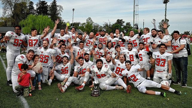 Los jugadores de Jabalíes festejan el nuevo título en el Tazón Austral.