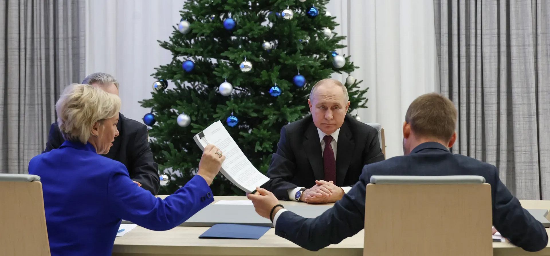 El presidente Vladimir Putin presenta sus documentos para ser registrado como candidato presidencial en la Comisión Electoral Central. Las elecciones presidenciales de 2024 se celebrarán durante un período de tres días, del 15 al 17 de marzo. Fotografía: Mikhail Klimentyev/Sputnik State Media/AFP/Getty Images El presidente Vladimir Putin presenta sus documentos para ser registrado como candidato presidencial en la Comisión Electoral Central. Las elecciones presidenciales de 2024 se celebrarán durante un período de tres días, del 15 al 17 de marzo. Fotografía: Mikhail Klimentyev/Sputnik State Media/AFP/Getty Images