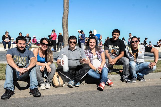 Miles de santafesinos festejan la llegada de la primavera a puro rock en la Costanera