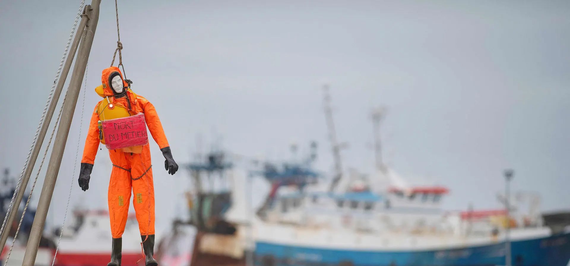 Una efigie de un pescador, con un letrero que dice
