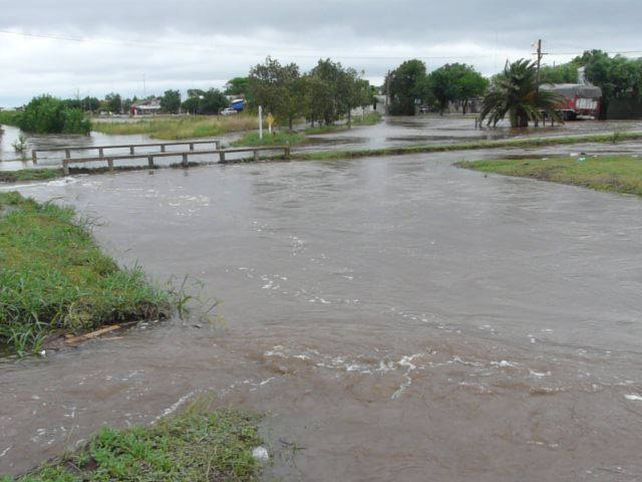 Desbordó el canal de Maciel por el agua que llega de los campos