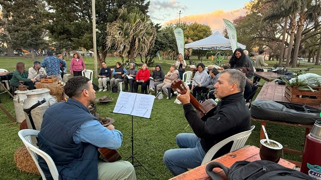 Vecinos y huerteros de Roldán protagonizaron una jornada de intercambio y aprendizaje comunitario