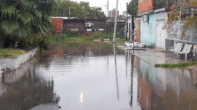 Personal de la Dirección de Protección Civil de la Municipalidad de Paraná recorre la ciudad durante la tormenta para evaluar los daños