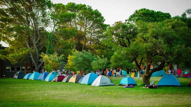 Juegos, desafíos en equipos, fiesta de disfraces y fogón