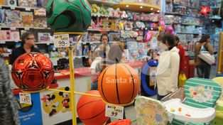 El Día del Niño colma de sonrisas las vidrieras de la Peatonal local