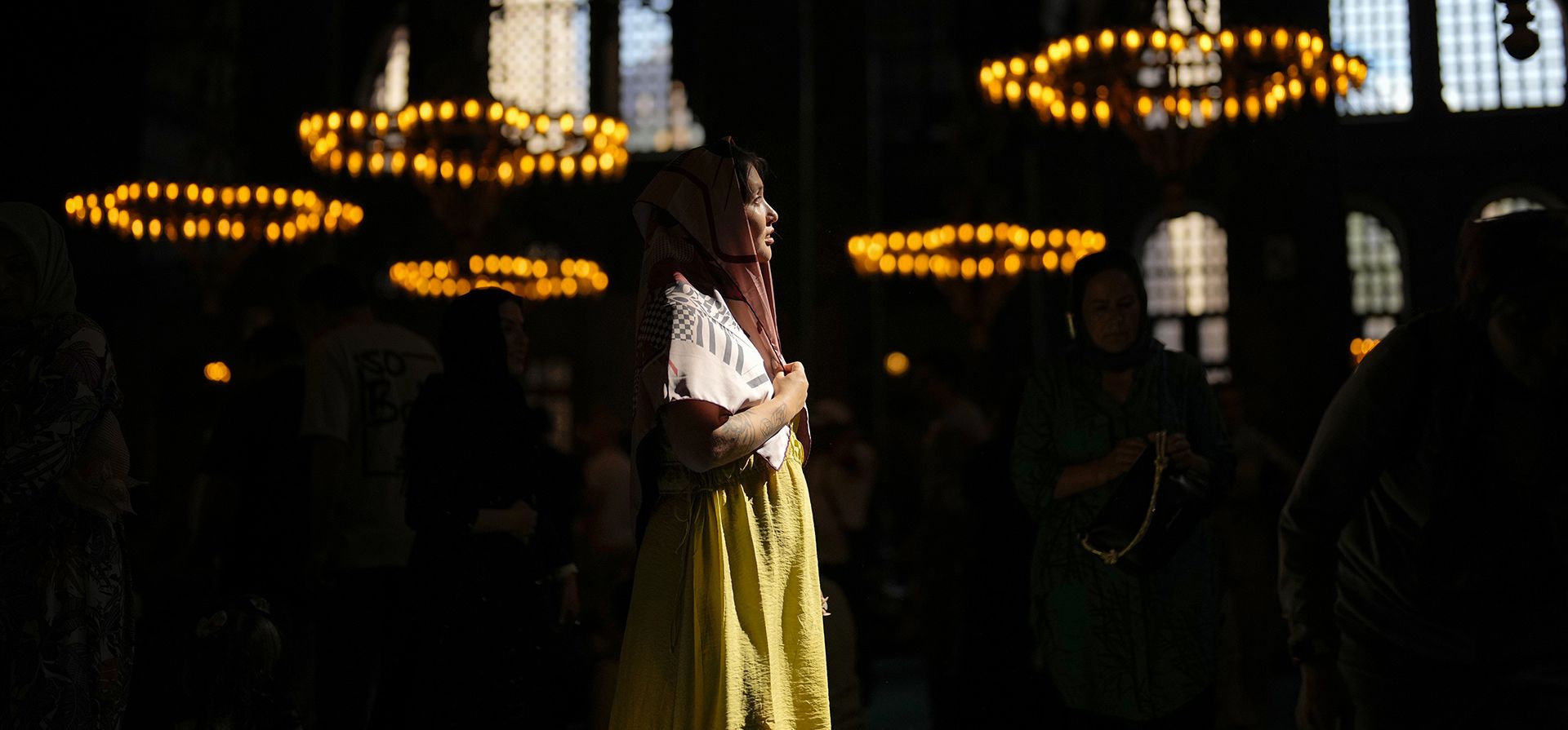 Una mujer visita la mezquita de Santa Sofía de la era bizantina durante el primer día de Eid al-Adha en Estambul, Turquía, el miércoles 28 de junio de 2023. Musulmanes de todo el mundo celebran Eid al-Adha sacrificando animales para conmemorar la fe del profeta Ibrahim en estando dispuesto a sacrificar a su hijo. (Foto AP/Francisco Seco) Una mujer visita la mezquita de Santa Sofía de la era bizantina durante el primer día de Eid al-Adha en Estambul, Turquía, el miércoles 28 de junio de 2023. Musulmanes de todo el mundo celebran Eid al-Adha sacrificando animales para conmemorar la fe del profeta Ibrahim en estando dispuesto a sacrificar a su hijo. (Foto AP/Francisco Seco)