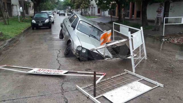 Un automovilista cayó dentro de un pozo en medio de la calle