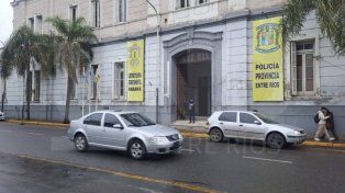 Allanaron la Jefatura Central de la Policía y la Departamental Paraná: detuvieron al subcomisario Rosatelli