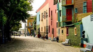Liberan a policía que baleó al atacante de un turista de EEUU