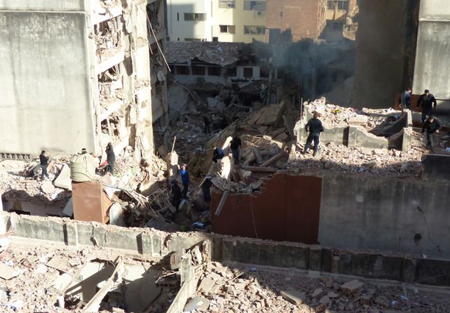 Rainone indicó que hoy los rescatistas trabajan en el sector donde estaban los ascensores