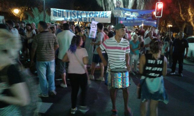 Rosario se manifestó contra los tarifazos con un ruidazo que se escuchó en toda la ciudad