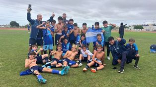 Campeones de la vida. Los chicos de la escuela de fútbol Islas Malvinas salieron campeones en Chile.