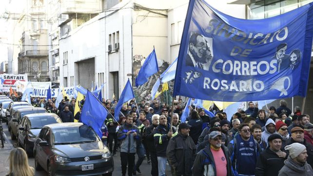 En una jornada de paro nacional, los gremios marchan por el centro de Rosario