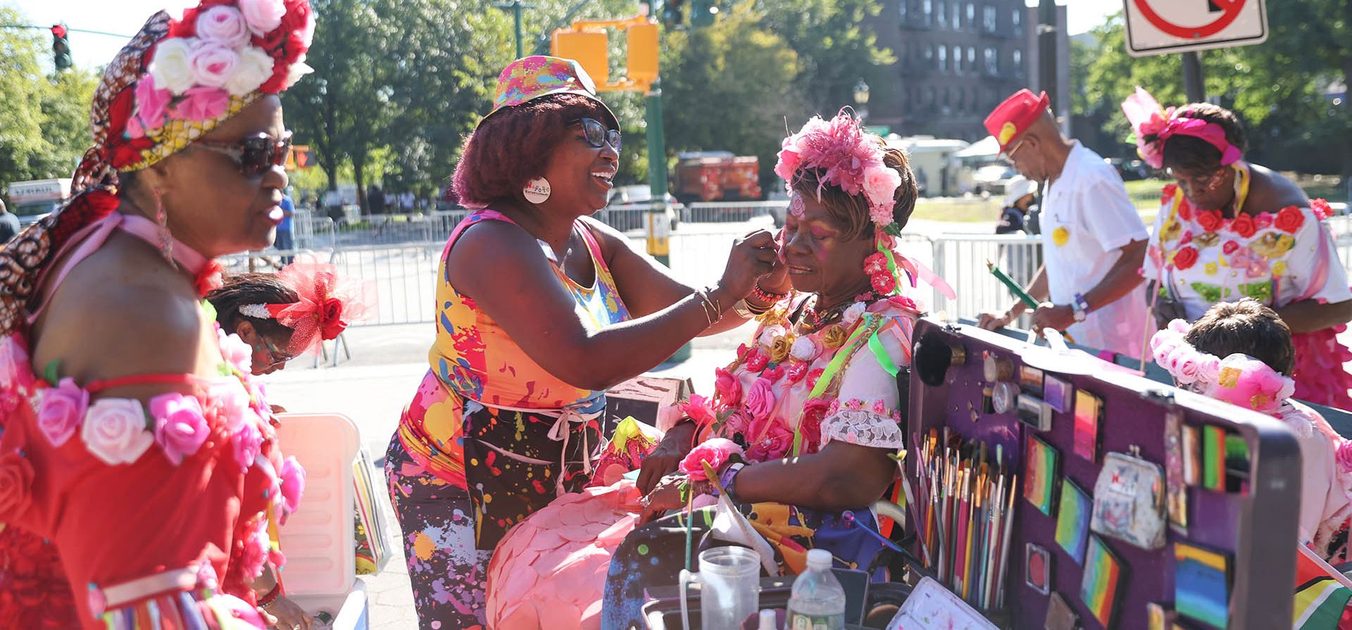 Personal del Centro para Adultos Mayores St. Gabriel's se maquilla antes del inicio del Desfile del Día de las Indias Occidentales el lunes 7 de septiembre de 2026 en el distrito de Brooklyn, Nueva York. (Foto AP/Heather Khalifa) Personal del Centro para Adultos Mayores St. Gabriel's se maquilla antes del inicio del Desfile del Día de las Indias Occidentales el lunes 7 de septiembre de 2026 en el distrito de Brooklyn, Nueva York. (Foto AP/Heather Khalifa)