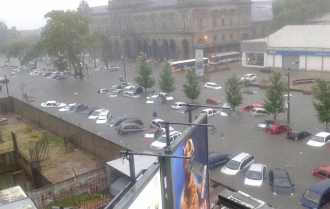 Montevideo quedó bajo el agua después de sufrir la lluvia más intensa en 50 años