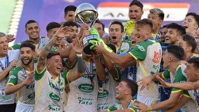 Defensa, con exjugadores de Unión y Colón, campeón de la ...