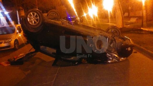 Milagro: un hombre perdió el control del auto, chocó un árbol, tumbó y resultó ileso