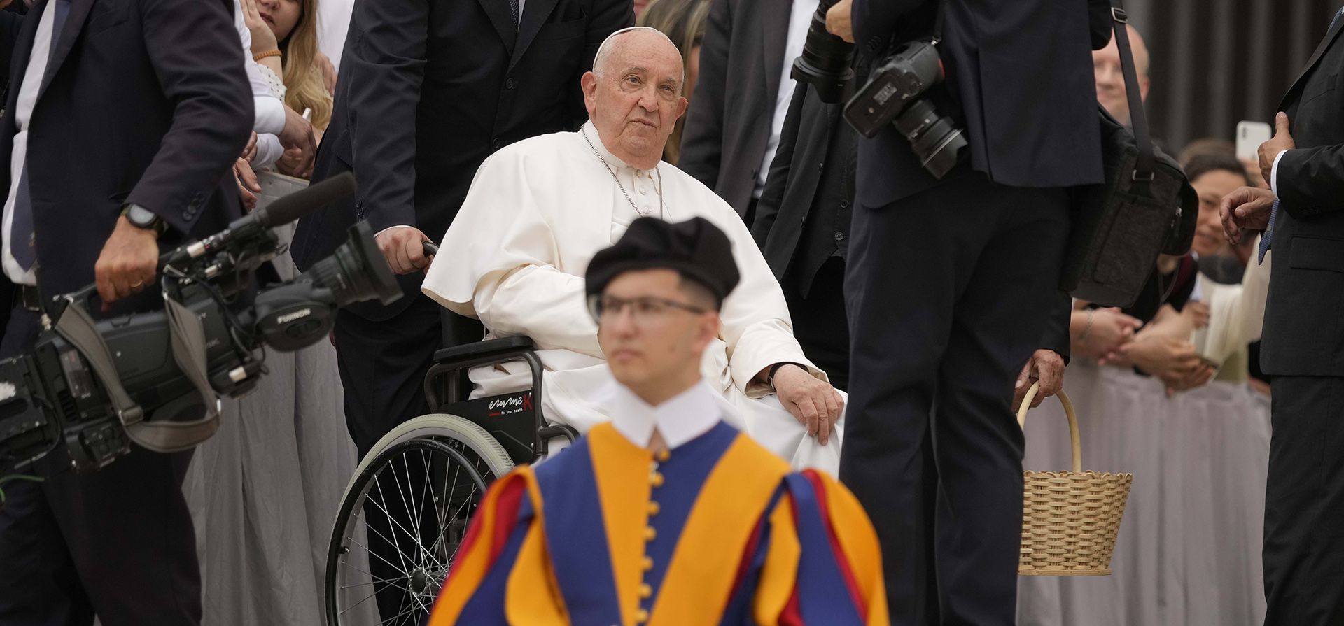 El Papa Francisco sale después de su audiencia general semanal en la Plaza de San Pedro en el Vaticano, el miércoles 19 de junio de 2024. (Foto AP/Andrew Medichini) El Papa Francisco sale después de su audiencia general semanal en la Plaza de San Pedro en el Vaticano, el miércoles 19 de junio de 2024. (Foto AP/Andrew Medichini)