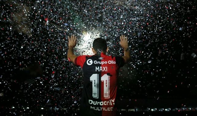 El jugador Maxi Rodríguez saluda al público de Newell 