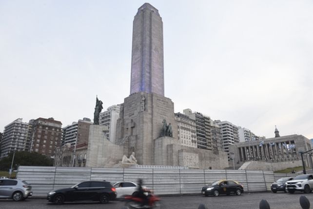 Postal repetida del Monumento. Desde hace meses
