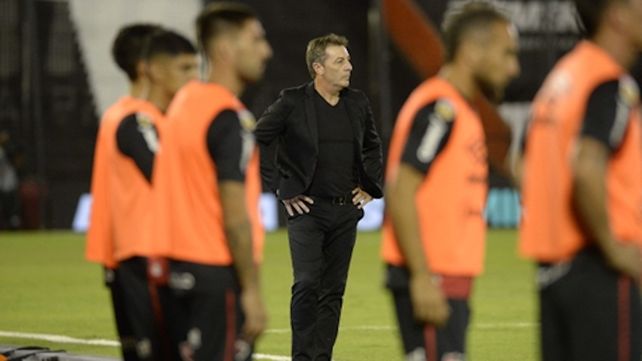 Resignación. Kudelka observa el partido con preocupación. Newell’s luchó hasta el final