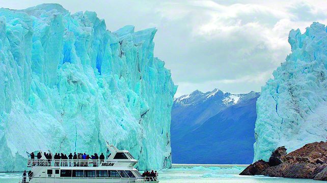 El glaciar Perito Moreno sobre por su naturaleza y la vista que ofrece a los turistas que deciden visitarlo.