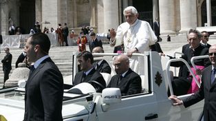 Los medios deforman la imagen del Vaticano, se quejó el Papa