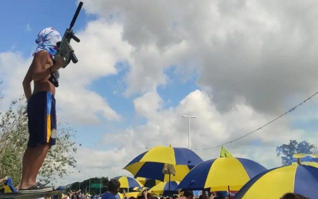 La ametralladora llamó la atención antes del partido en el Coloso.