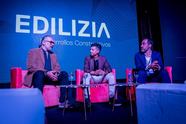 En el centro de la imagen, Nicol&aacute;s Ruggiero, CEO de Edilizia, junto al arquitecto espa&ntilde;ol Oscar Li&eacute;bana y el arquitecto e influencer Sergio Manes