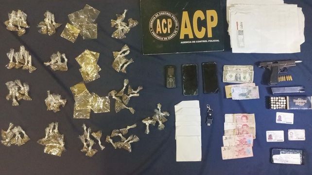 Parte de los elementos secuestrados durante los allanamientos de este viernes por personal policial.