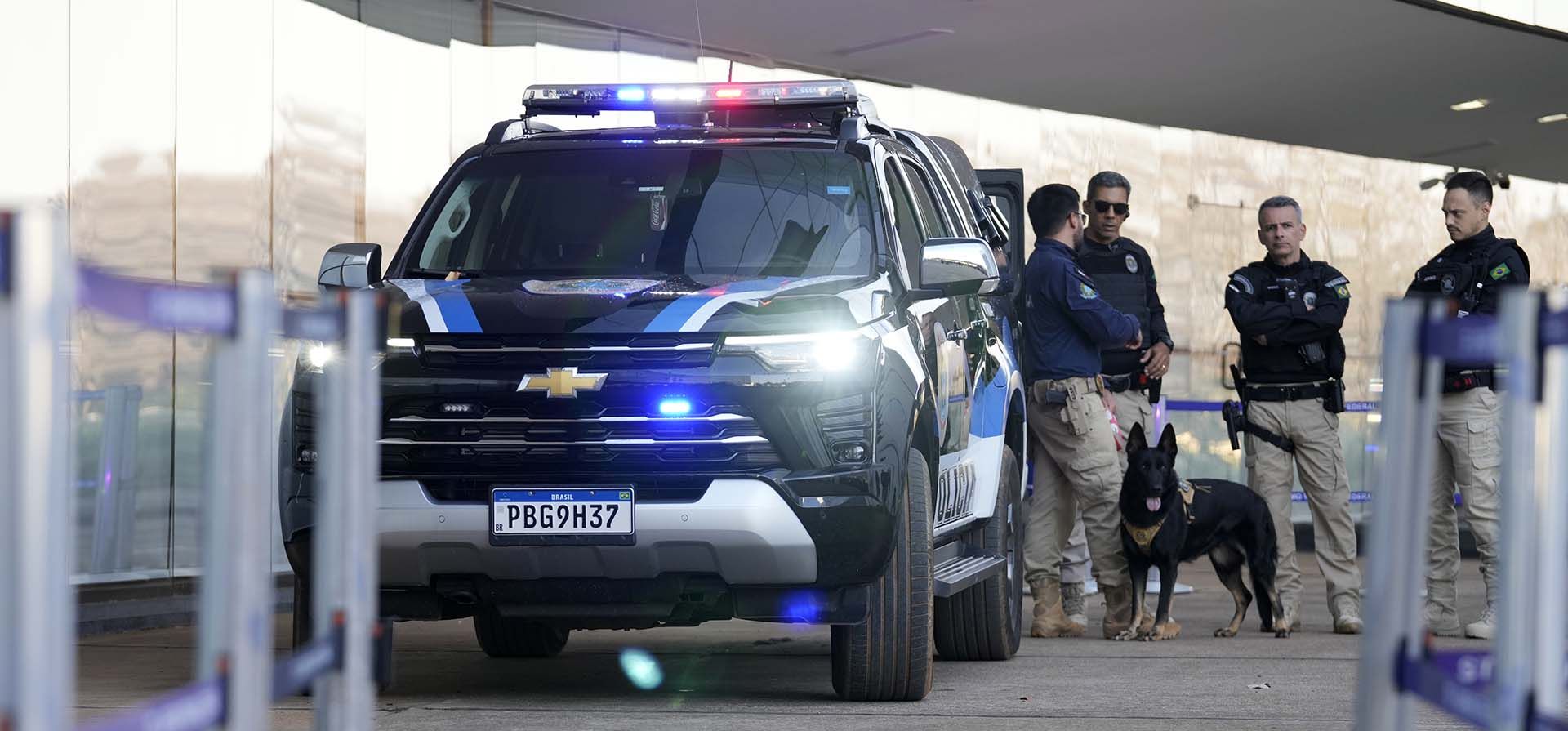 La policía hace guardia frente a la Corte Suprema durante la fase de veredicto y sentencia de un juicio contra los acusados de un supuesto complot golpista para mantener en el cargo al expresidente brasileño Jair Bolsonaro tras su derrota electoral de 2022, en Brasilia, Brasil, el miércoles 10 de septiembre de 2025. (Foto AP/Eraldo Peres) La policía hace guardia frente a la Corte Suprema durante la fase de veredicto y sentencia de un juicio contra los acusados de un supuesto complot golpista para mantener en el cargo al expresidente brasileño Jair Bolsonaro tras su derrota electoral de 2022, en Brasilia, Brasil, el miércoles 10 de septiembre de 2025. (Foto AP/Eraldo Peres)