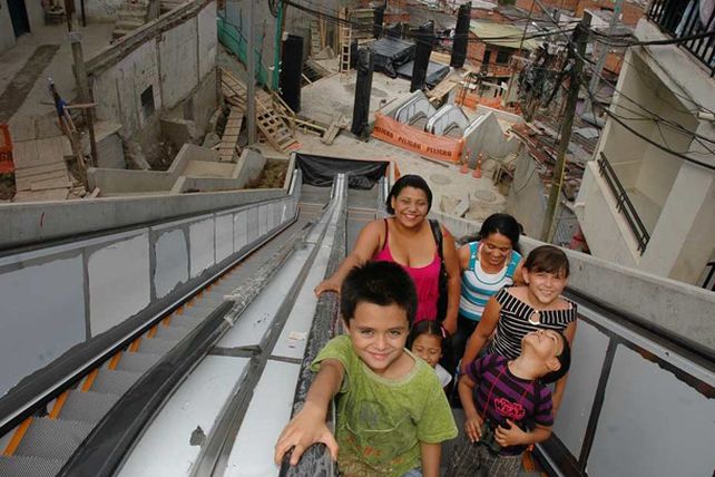 Medellín tiene las primeras escaleras eléctricas del mundo, en una villa