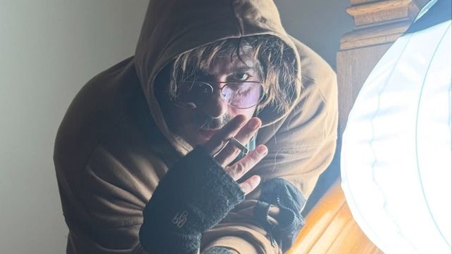 Marco Antonio Caponi se mostró caracterizado como Charly García para anunciar el lanzamiento de una biopic