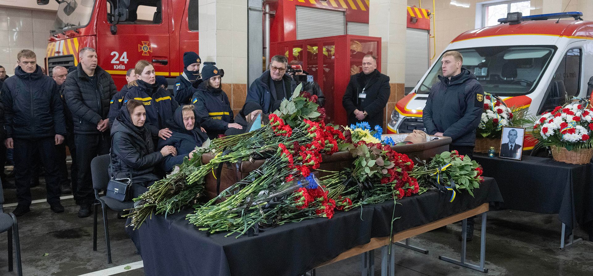 Familiares y colegas asisten al funeral del rescatista Oleksandr Zibrov, de 36 años, quien murió en un segundo ataque con drones rusos contra un edificio residencial, en una estación de bomberos en Kiev, Ucrania, el miércoles 28 de enero de 2026. (Foto AP/Efrem Lukatsky) Familiares y colegas asisten al funeral del rescatista Oleksandr Zibrov, de 36 años, quien murió en un segundo ataque con drones rusos contra un edificio residencial, en una estación de bomberos en Kiev, Ucrania, el miércoles 28 de enero de 2026. (Foto AP/Efrem Lukatsky)