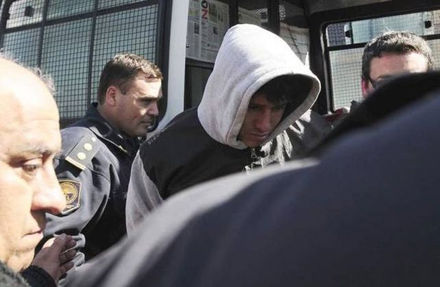 Traslado. El carnicero Daniel Billy Oyarzún ayer al llegar a la comisaría donde debe permanecer detenido.