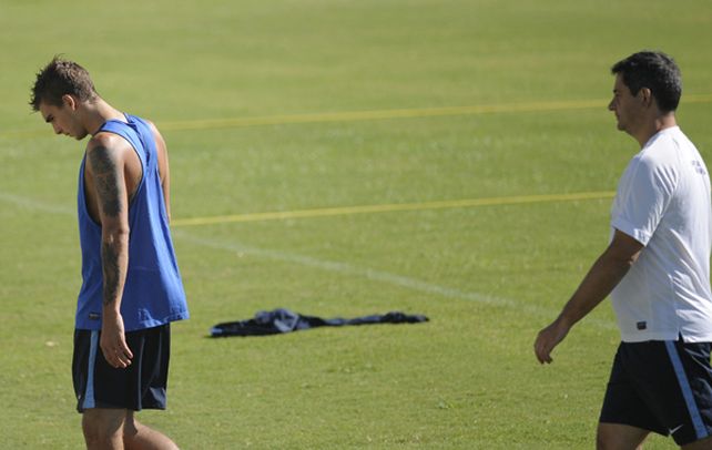 Un mal momento. Maxi González se dirige al vestuario acompañado por el médico Hernán Giuria luego de haber sentido una molestia en medio de la práctica.