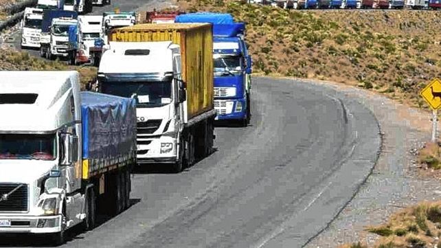 Los transportistas se quejan del protocolo Covid-19 que aplican los chilenos en le paso Cristo Redentor