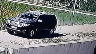 Imagen de video de la Toyota SW negra en la que llegaron los sicarios captada por una cámara de la casa del barrabrava Barrientos.