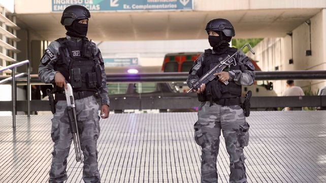 Efectivos policiales custodian el Hospital de Emergencias Clemente Alvarez donde está internado Dylan Cantero