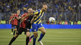 Cocoliso González la pelea y pierde con Quintana, como en casi todo el clásico. El 9 de Newells tuvo una sola y la desperdició. Fue la única arma del equipo de Fabbiani.
