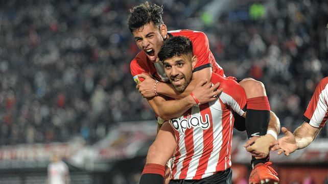 Leandro Díaz festeja uno de sus dos goles para el triunfo de Estudiantes.