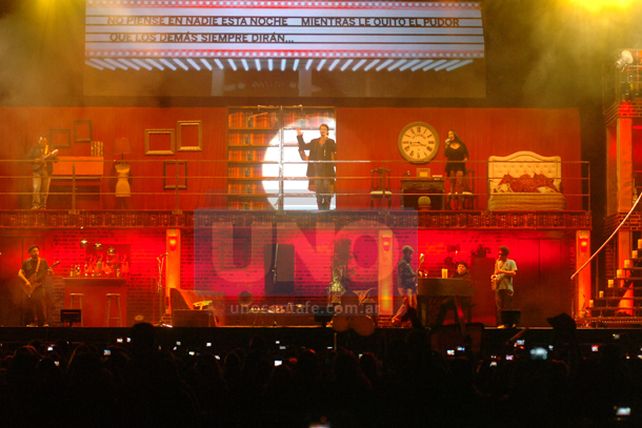 Ricardo Arjona desplegó sus  canciones para el suspiro de ellas