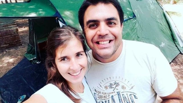 Sirera y Bernal en una postal posando felices. Dos hijos varones de seis y ocho años quedaron sin su madre. &nbsp;