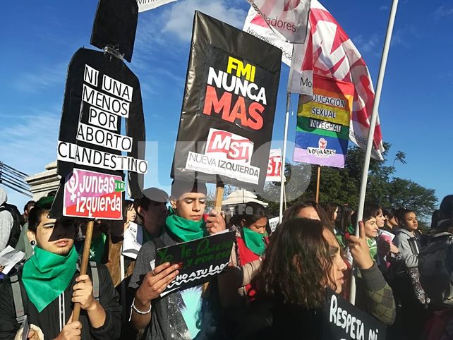 El grito Ni Una Menos hizo temblar el Puente Colgante