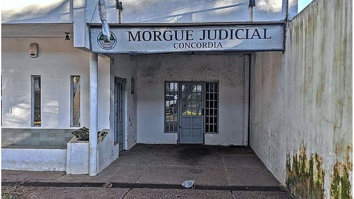 No pueden retirar un cuerpo en Concordia porque el encargado de la morgue está de vacaciones