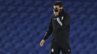 Scaloni tiene coronavirus y no viajará a Chile con la selección