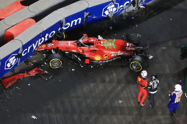 La Ferrari de Leclerc quedó con tras las contenciones.