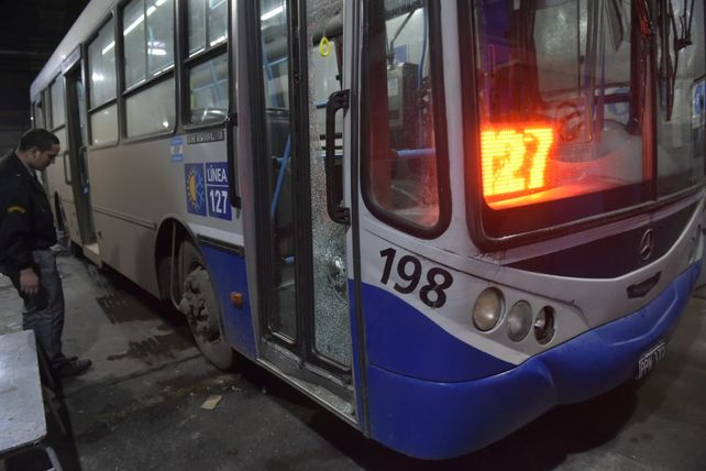 Un hombre golpeó a su novia y luego baleó el colectivo al que la joven subió para huir