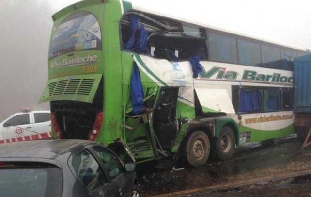 Tragedia vial. El colectivo de Via Bariloche fue embestido en la parte trasera por un camión