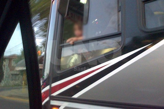Un conductor de transporte de pasajeros y una maniobra más que imprudente